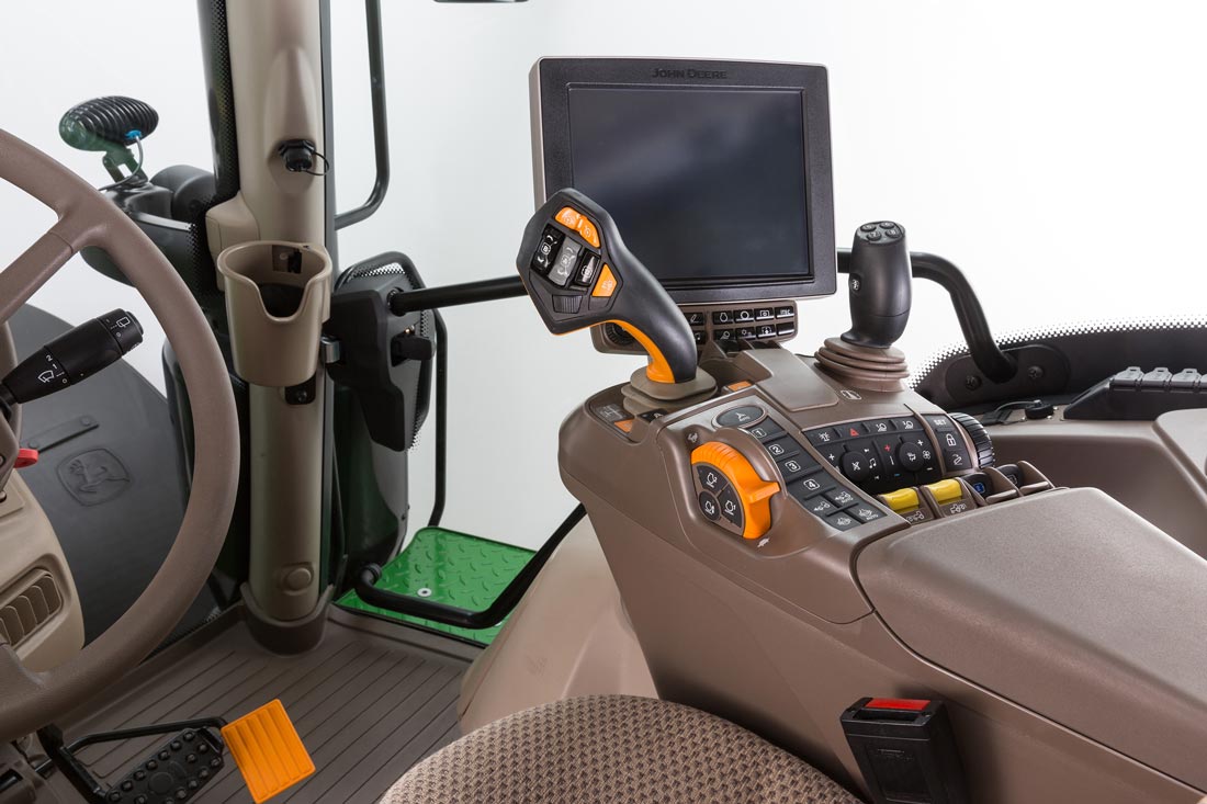 TracMag's tweet photo. L'innovativo joystick CommandPRO di @JohnDeere ha portato i concetti di ergonomia e versatilità in una nuova dimensione e ora è disponibile su tutti i trattori della Serie 6R 👉🏻 https://t.co/74koYVwVEk
#JohnDeere #Deere #joystick #CommandPRO #trattori #serie6R #tractors #TracMag https://t.co/IyI76E9U9Q