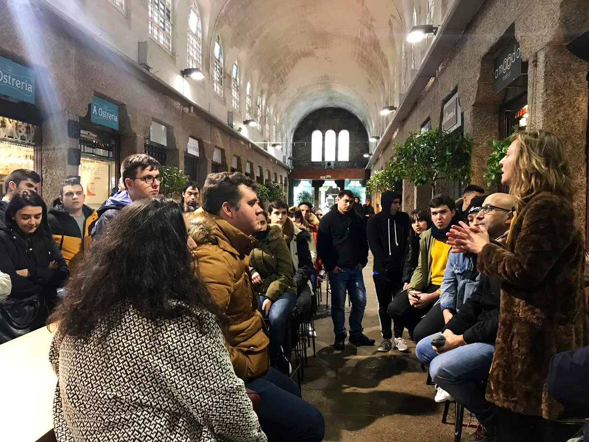 CarlosOrozaCIFP's tweet photo. Formación complementaria do alumnado do #CSDIRSERV e #CSDIRCOC en #Santiago: coñecendo a oferta gastronómica do mercado de #Boanerges os produtos na @prazadeabastos , asistindo a unha clase maxistral en @somosabastos ...aprendendo un situ!
Grazas a todos pola vosa colaboración! https://t.co/0zkdJNT0TH