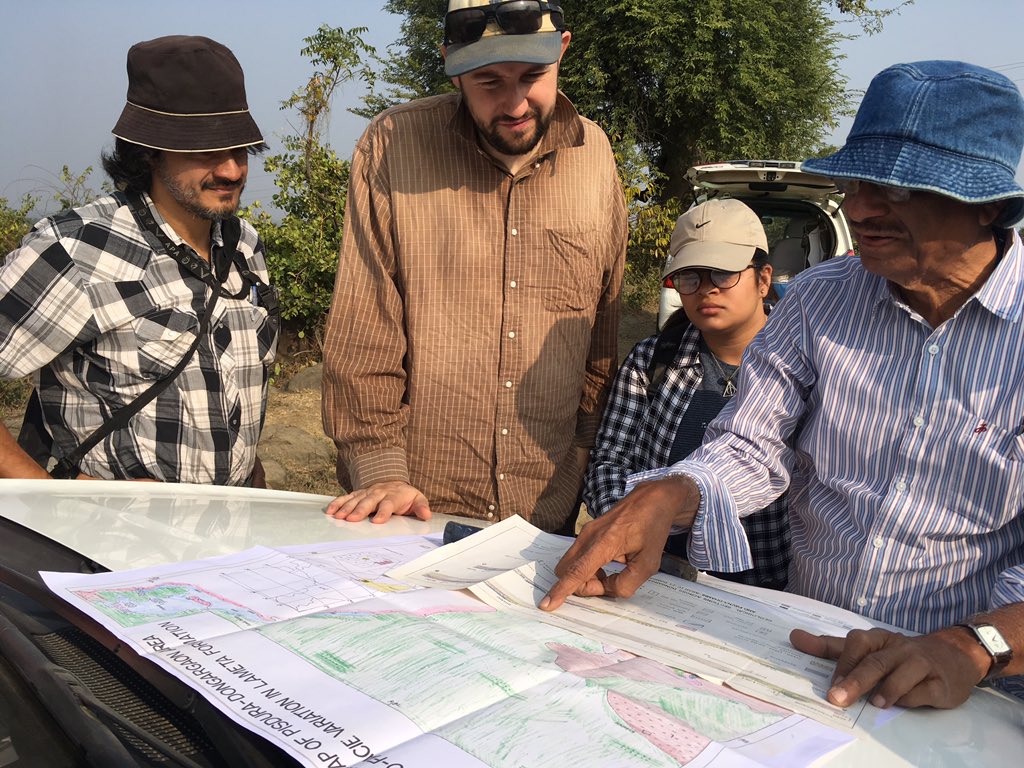 Yesterday we started the 2nd leg of our fieldwork shifting to the Nand-Dongargaon basin. <a href="/DinoMohabey/">Dhananjay Mohabey</a> gave the team the low down on these uppermost Cretaceous deposits and <a href="/diapophysis/">Jeff Wilson Mantilla @diapophysis.bsky.social</a> and the team scored some of our best fossil discoveries thus far. . . more on that later!