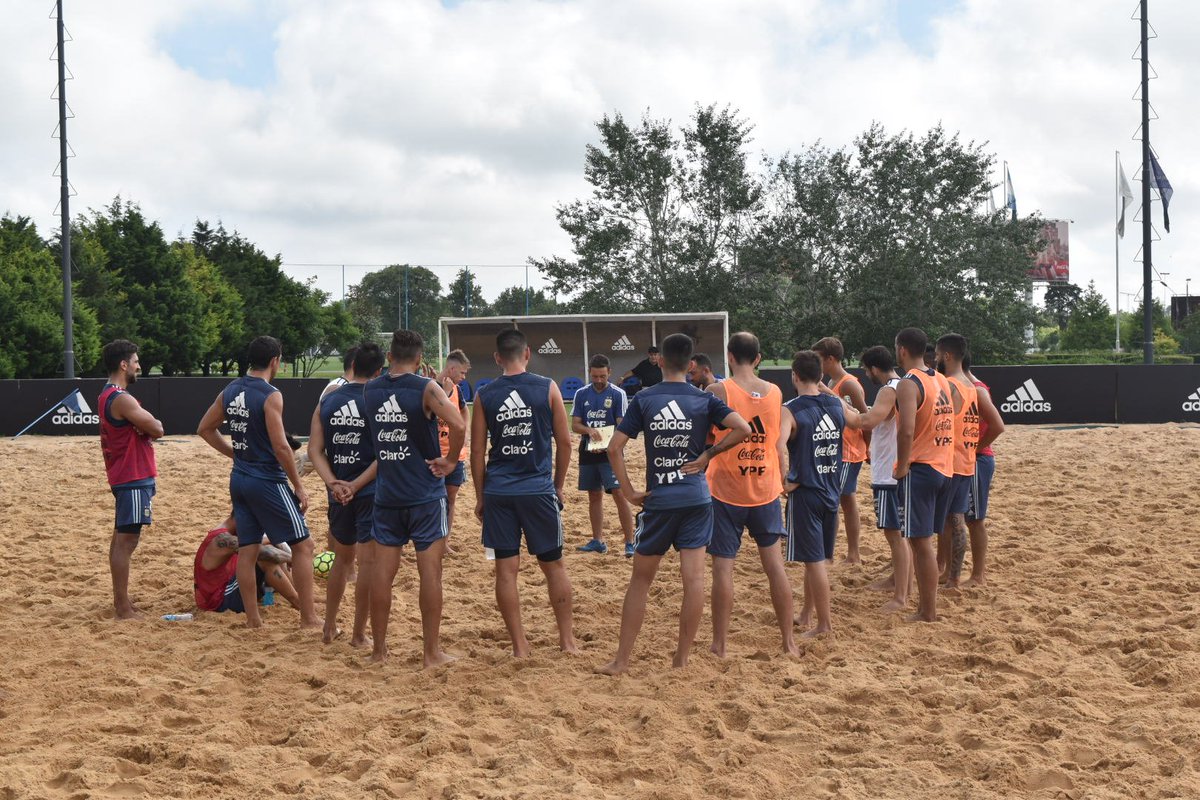 #FútbolPlaya La Selección continúa la preparación para las primeras competencias de 2019, la semana próxima viajará a Lima para jugar tres amistosos con @TuFPF. – at AFA