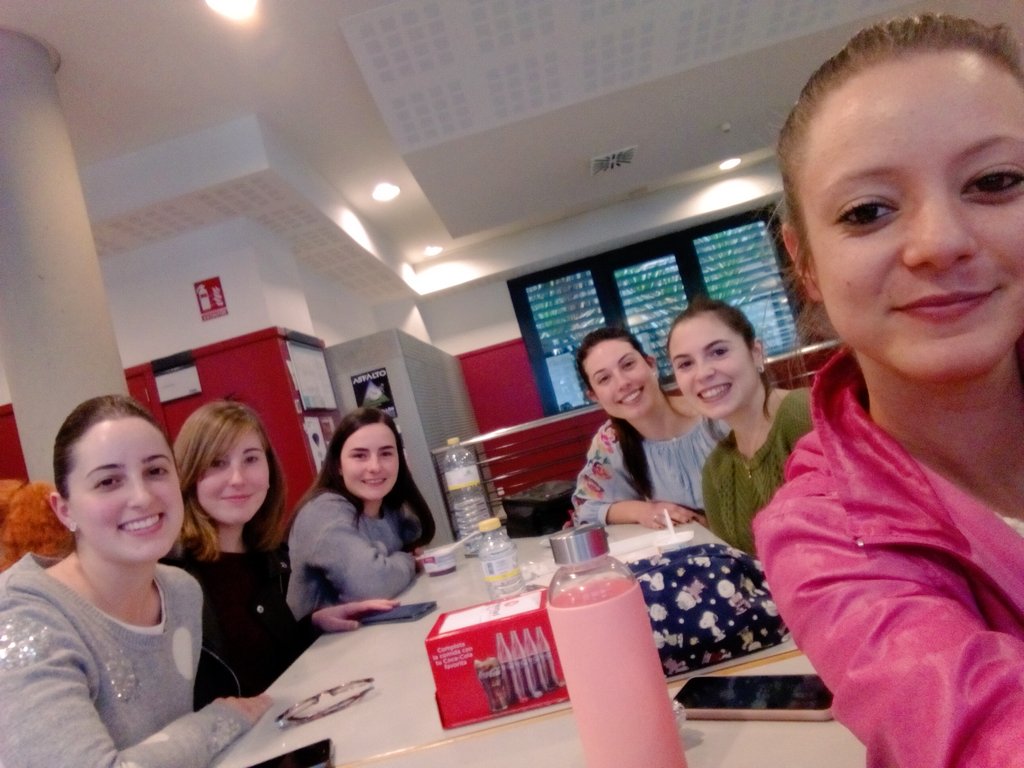 ritaroca96's tweet photo. De sobremesa pensant en els portafolios!! 🙈🙈🤷🏿☠️📚#MI1013B #MI1013A https://t.co/q9Af6rDjOh