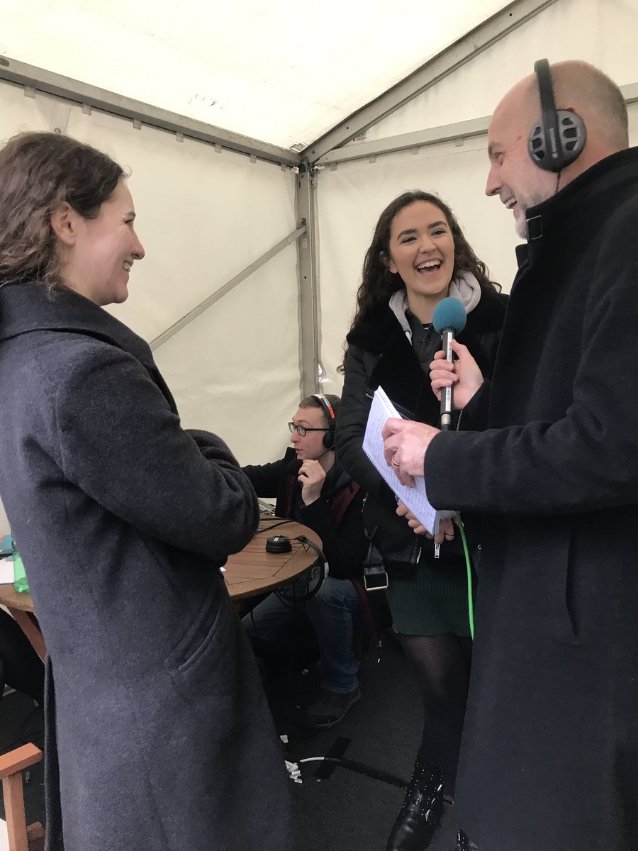 elliwsan's tweet photo. Dwy o Gymry Llundain @hannagwenllian a @catrin_bethan yn rhoi eu barn ar Brexit a’r sefyllfa wleidyddol breswnnol ar Taro’r Post efo @owen_garry https://t.co/vunP1jkkzx