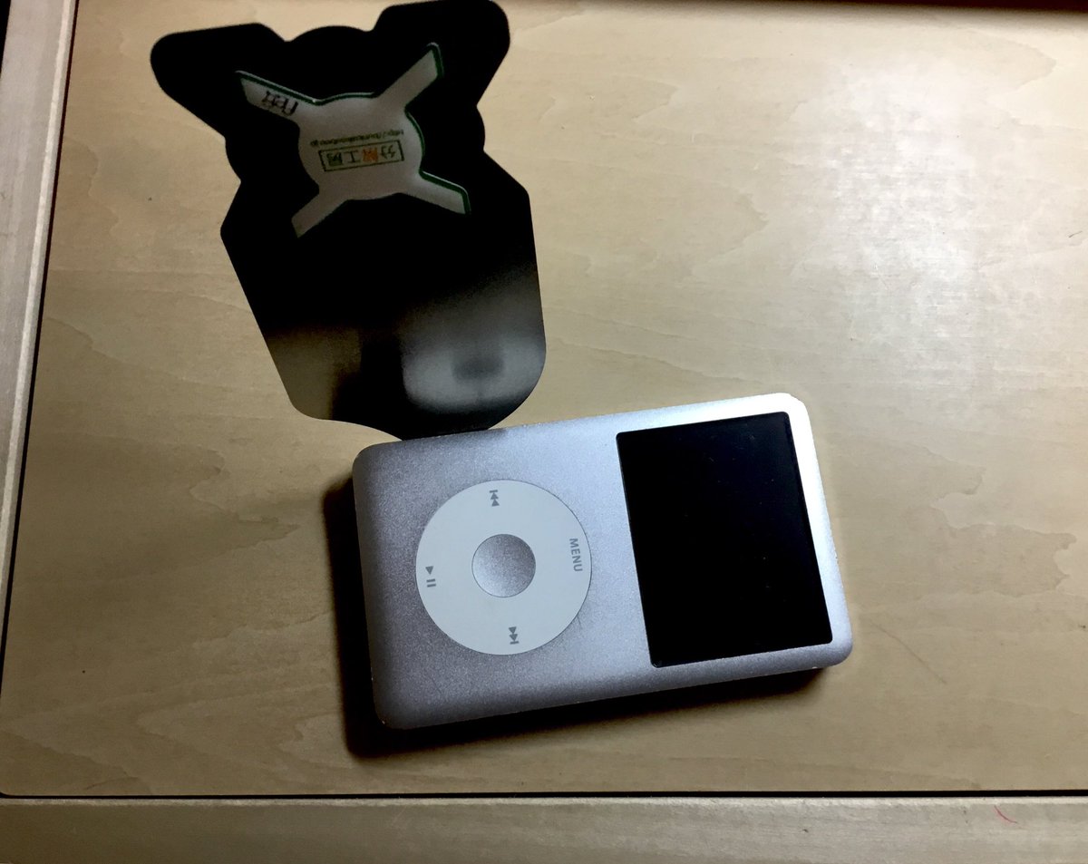 iFlex
iSesamo(右)より更に薄いヘラ。
特に最近のApple製品などの、分解難易度が高い製品の修理に効果的みたい。

これでiPod classicの分解が楽になる！

#iFlex #iSesamo #分解 #Apple #iPodclassic #iPod #修理