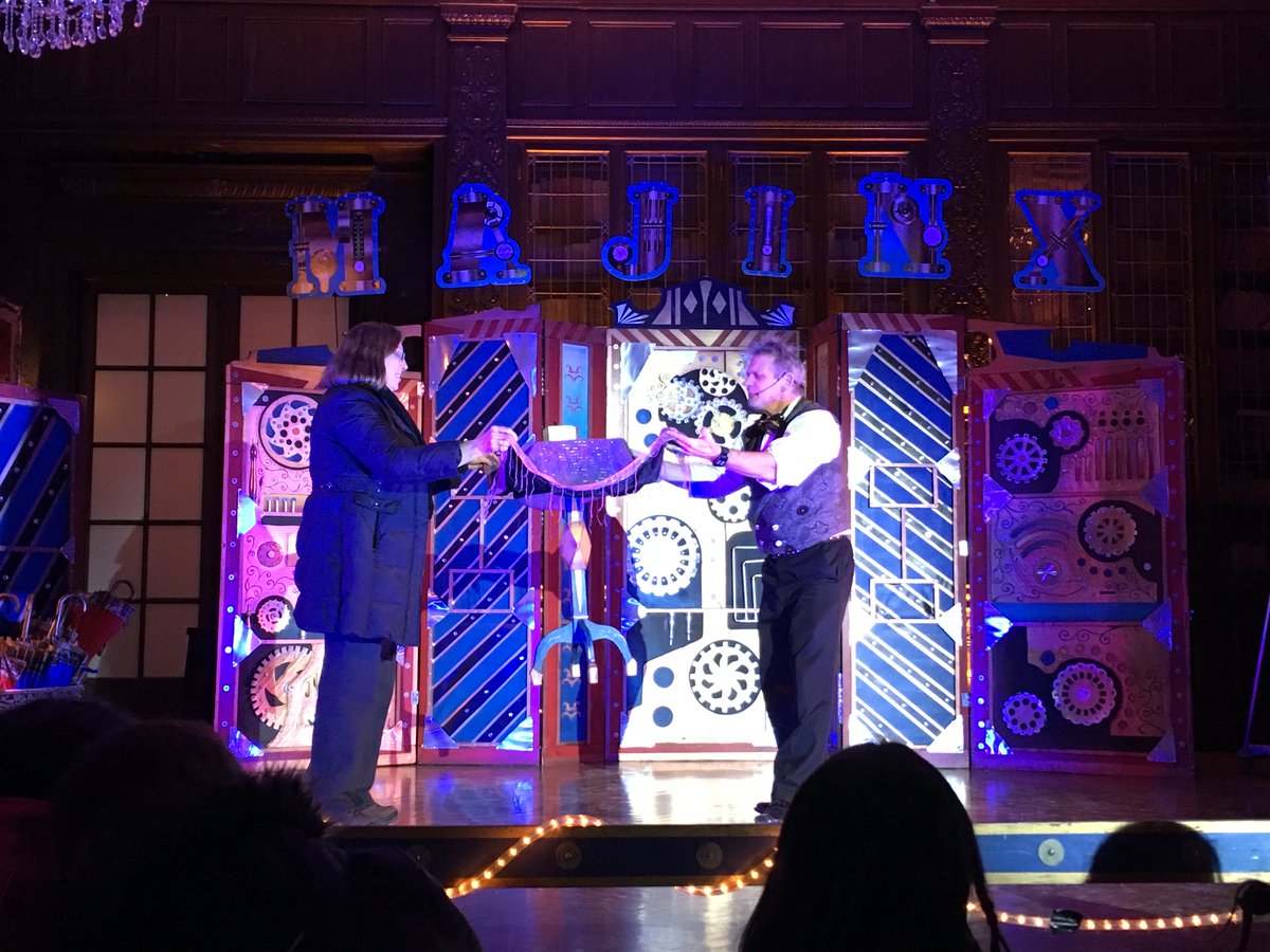 Majinxillusions's tweet photo. Getting in touch with the spirits can be fun for the whole family!   #magic #majinx #illusionist #mentalism #magician #daring #Entertainment #familyentertainment #mystery  #casaloma https://t.co/iehy6DBFKk