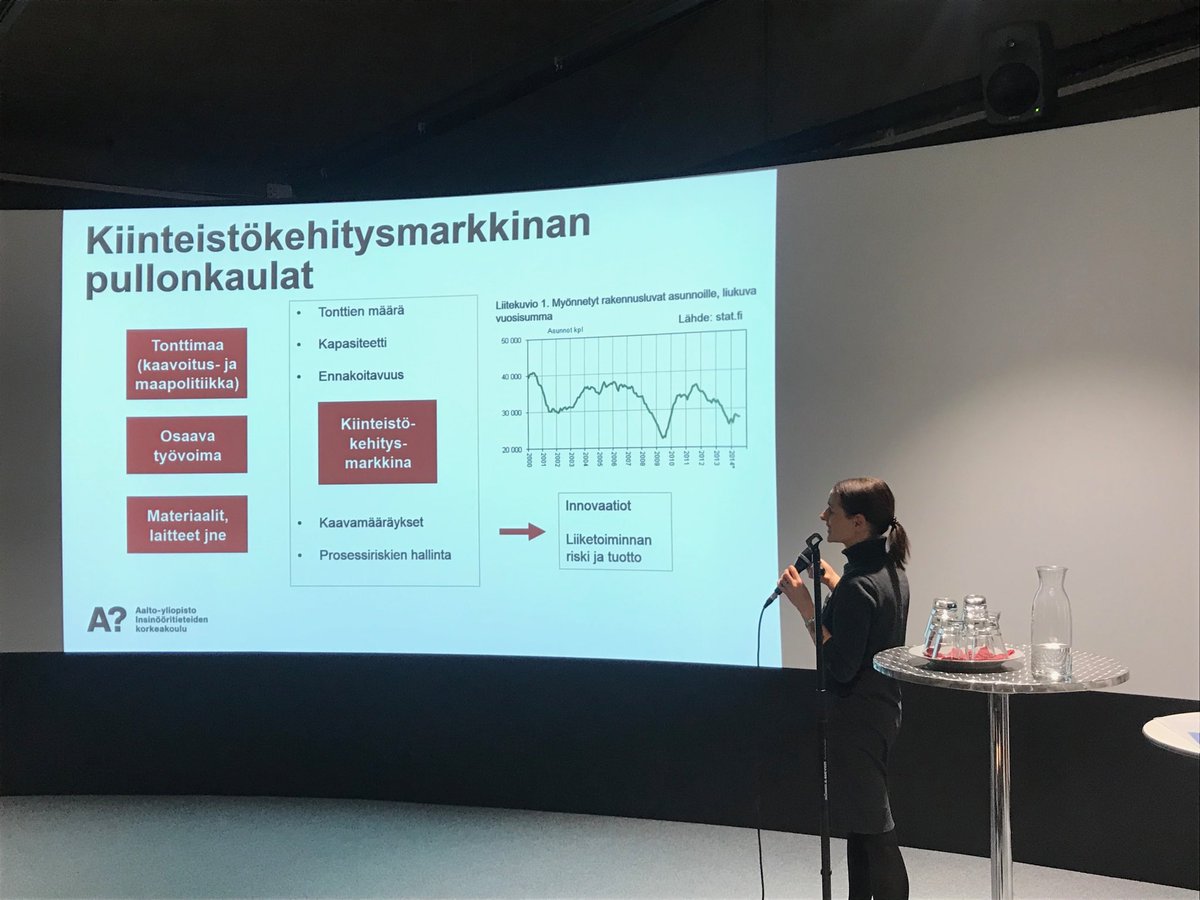 MVuoripuro's tweet photo. Heidi Falkenbach 1. pullonkaula: Tonttien saatavuudessa pahinta määrän vaihtelu. Älykäs rakentaja optimoi kapasiteettinsa eikä kasvata sitä, jos tontteja ei näköpiirissä. Ennakoitavuus avainhaaste. #arkadia2019 #asuntomarkkinat #rakentaminen https://t.co/ESqY8dv89a