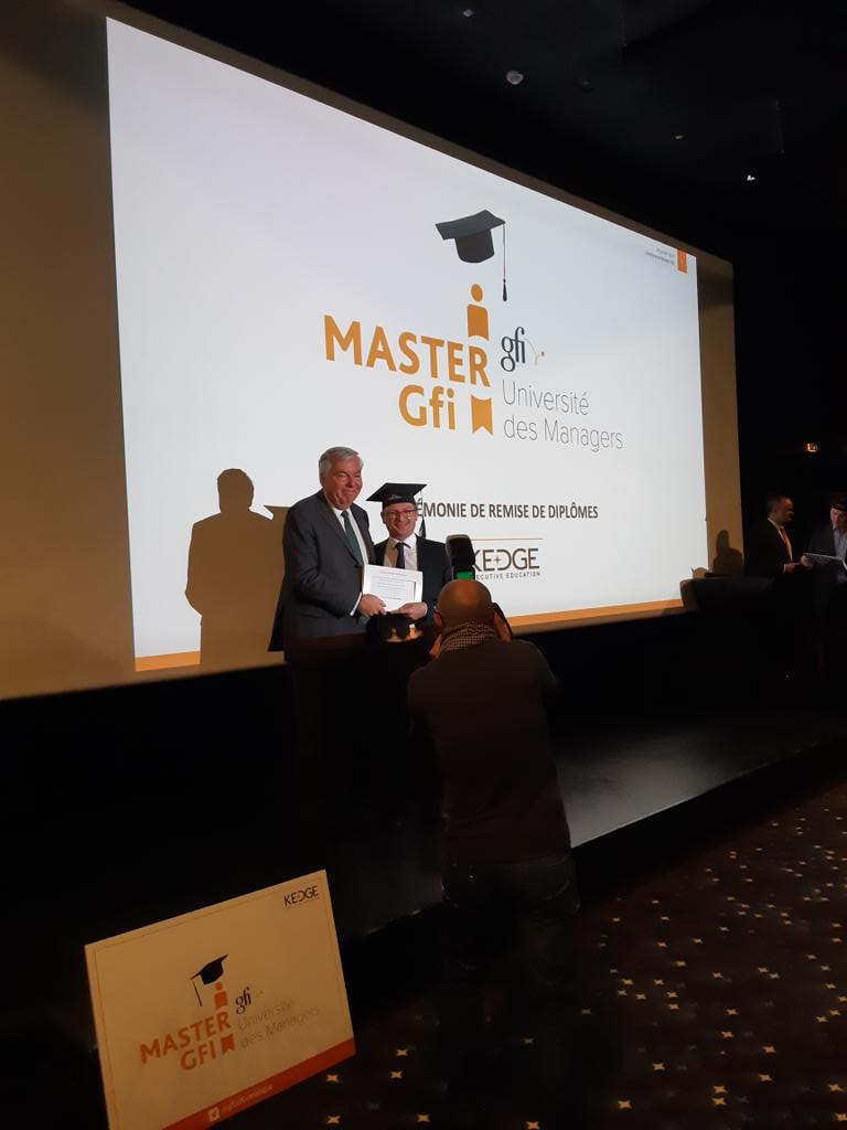 [Master Gfi] 👏 👏 Bravo aux 170 managers @gfiinformatique pour leur cursus Master Gfi de 2 ans suivi avec <a href="/KedgeBS/">KEDGE Business School</a> ! 
Diplôme en main et toque sur la tête 👩‍🎓 👨‍🎓 avec <a href="/vrouaix/">Rouaix Vincent</a> <a href="/LaikNicole/">Nicole Laik</a> et Jean-Luc Faye #kedge #mastergfi #gfiinformatique