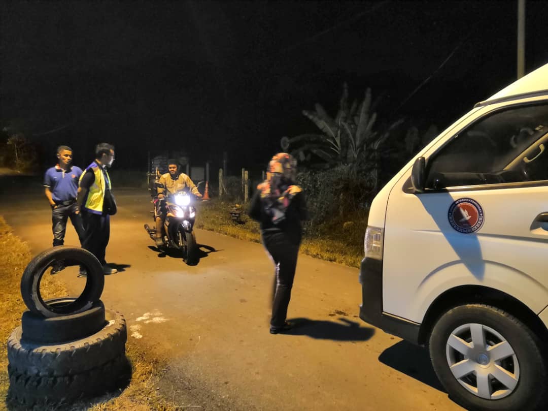 Aktiviti rondaan AADK Jempol di sekitar kwsan Batu Kikir. Smoga aktiviti ini dpt mengurangkan faktor risiko di kwsn brkenaan

Setuju tak kalau kami urin mana yg tgh melepak tgh2 malam tu? 😉

Sebarang mkluman hbungi :  
📞 064982430

#PerangiDadahHabisHabisan