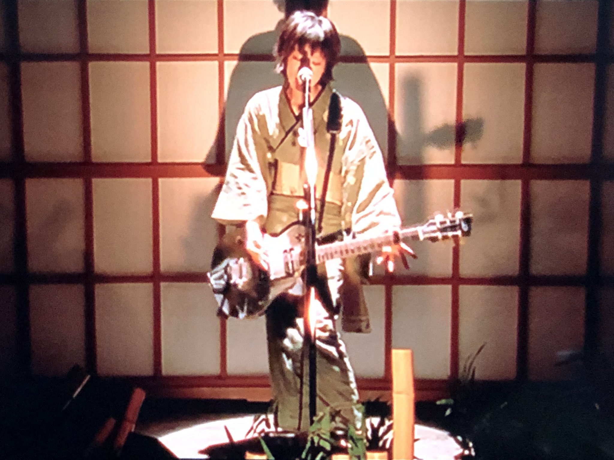 Yusuke Fam 在 Twitter 上 やっつけ仕事 のpv好きすぎて何回も見てる ギター 着物 芝居小屋の組み合わせが最高に カッコいい Cdのきゃるんとした感じのも捨て難いけど ライブのロックな感じ好きだなぁ 最後白目剥きながら歌うのも最高 椎名林檎