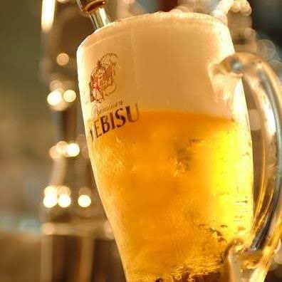 StarterDrink's tweet photo. 生ビールの定義は加熱処理を行っていないビールのこと。
生ビール、瓶ビール、缶ビールと分かれているわけではないので、瓶に入っていても加熱処理が行われていないものは生ビールにあたります。
キリンラガービールとか、瓶でも生ビールですね！
#ビール
#お酒
#今日も一日お疲れ様です https://t.co/GkKAEqp7tQ