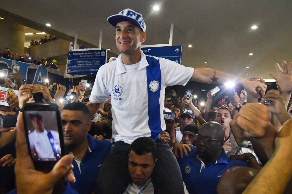 CecDaDecepcao's tweet photo. Há 2 anos chegava Thiago Neves ao Cruzeiro... Bom, o resto é história! #Meu10Veste30 https://t.co/VYW0bwRvPE