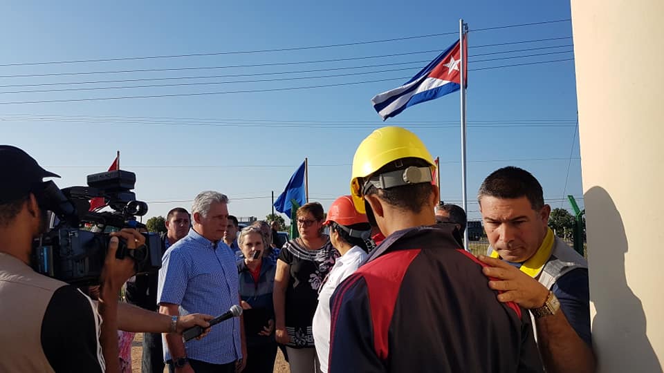 radiorebeldecu's tweet photo. El presidente cubano @DiazCanelB está en La Sierpe, en Sancti Spíritus. Visita el Parque Solar Fotovoltaico. Un Gobierno conectado con la realidad nacional.
Por @aparedesrebelde 

#Cuba #SomosCuba #HacemosCuba #YoSigoaMiPresidente https://t.co/O9omBsXQD7