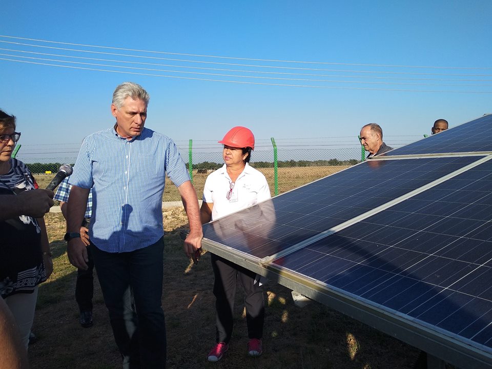 radiorebeldecu's tweet photo. El presidente cubano @DiazCanelB está en La Sierpe, en Sancti Spíritus. Visita el Parque Solar Fotovoltaico. Un Gobierno conectado con la realidad nacional.
Por @aparedesrebelde 

#Cuba #SomosCuba #HacemosCuba #YoSigoaMiPresidente https://t.co/O9omBsXQD7