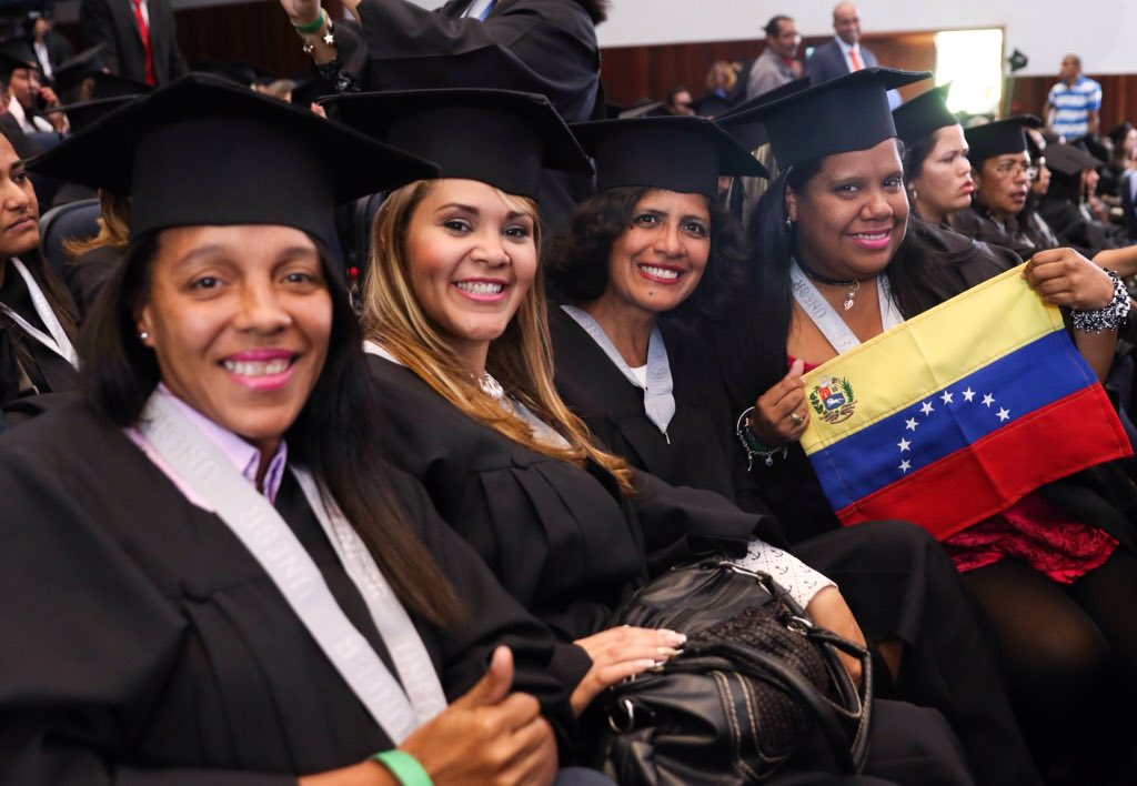 mippci_ven's tweet photo. #16Ene | 📣 ¡LA ETIQUETA DEL DÍA! ⏩#RevoluciónEsInclusión

La Revolución Bolivariana, en 20 años ha aumentado la inversión social en 34 oportunidades, la educación 20, en el área de la salud 25 veces, vivienda registra un aumento de 27 veces. Es bienestar para el pueblo. https://t.co/cTAWqd1Qlt