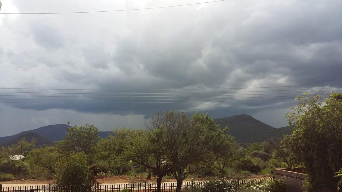 ReenvalSA's tweet photo. So bou die #wolke op na Burgersfort /Steelpoort se kant toe en dit gebeur elke dag hoop die lug druk verswak by ons dat hy kan oortrek vandag #Ohrigstad Hendrik Havenga @venter_annette @debeer_anika @maroelamedia https://t.co/NBqtoTgqeP
