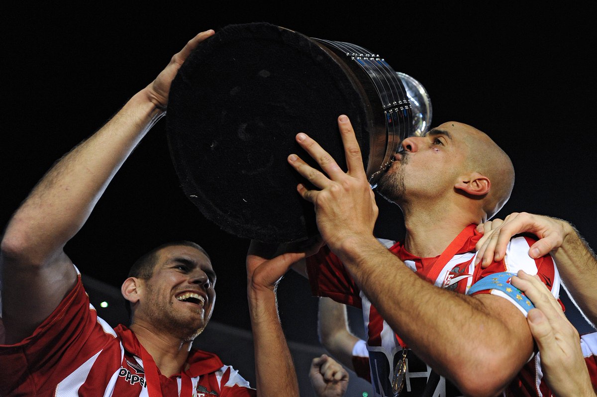 Libertadores's tweet photo. 🏆🥇 ¡En 2009 @EdelpOficial conquistaba América por cuarta vez en su historia! De la mano de Alejandro Sabella y el gran ídolo de la institución, Juan Sebastián Verón. 

1⃣0⃣🔙 #10yearschallenge https://t.co/oqFW4SeOml