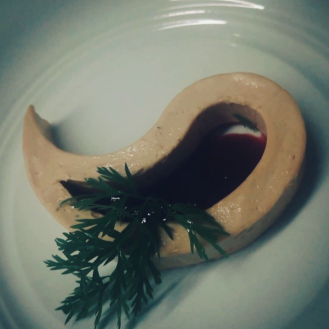 codigodbarracdz's tweet photo. Foie, zanahoria y jarabe de remolacha. Nuestra cocina es pequeña, pero grande en ideas de la mano de @leongriffioen 
.
.
#codigodebarra #cadiz #equipocodigo #chef #restaurante #comerencadiz #platos https://t.co/THnkbtZr1Y