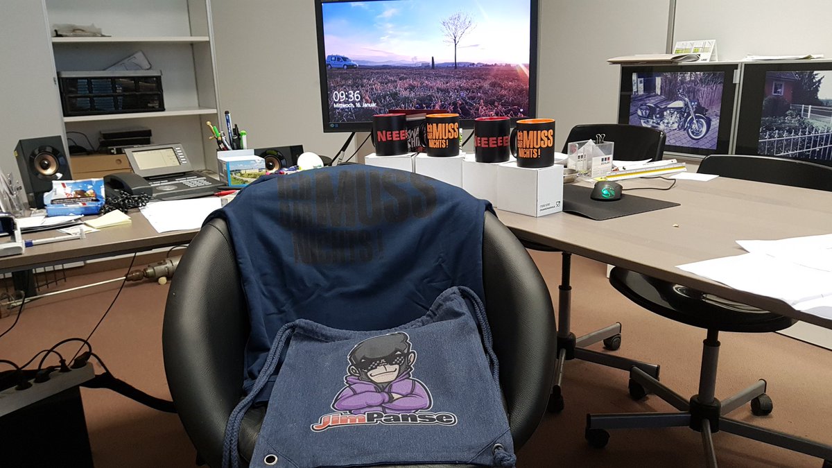 JimKnopfJr's tweet photo. die neue Büroausstattung ist da... 🖤
Danke @JimPanseGamer und @Ranzratte1337 
#ichmussgarnichts #Neeeee
Danke auch an @SwagnShirtsde für den #turnbeutel der zur @DreamHackDE noch Unterschrieben werden muss... 😋 https://t.co/DwMBHG2DKi