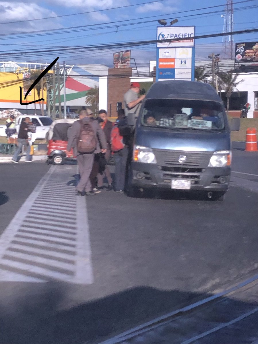 deephacking's tweet image. Total imprudencia la de estos choferes llevando sobre cargados los micro buses y metiendose a lo loco entre los carriles. Lo mas preocupante es que pasan frente a los agentes de la pmt y nada pasa. @SantosDalia