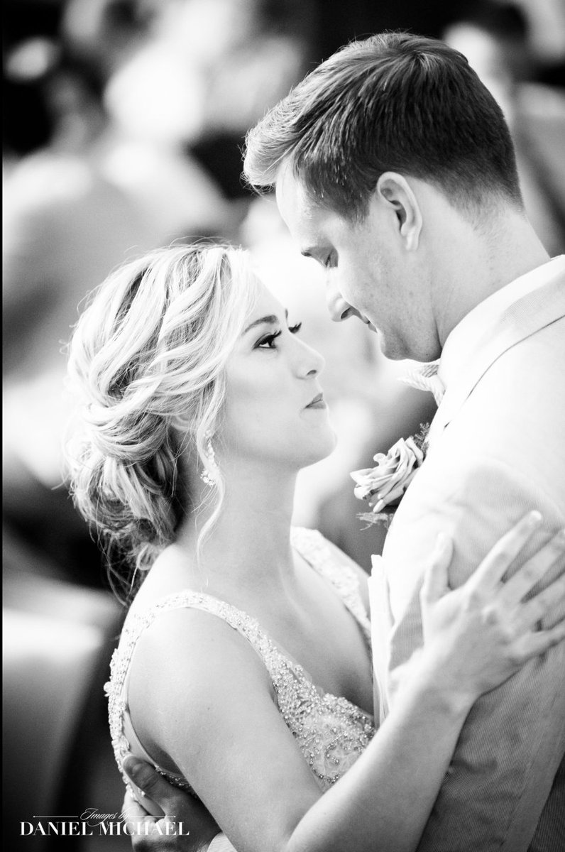 cincimakeup's tweet photo. Those quiet moments when you get to see each other and enjoy the fact that you’re finally married 😍 #CinciMakeupBride #CinciMakeup #CincinnatiWeddings #CincinnatiMakeupArtist #Cincinnatibride #MakeupArtist #makeupartistnewport
Photographer: Daniel Michael Photography https://t.co/oPlKKUUvO5