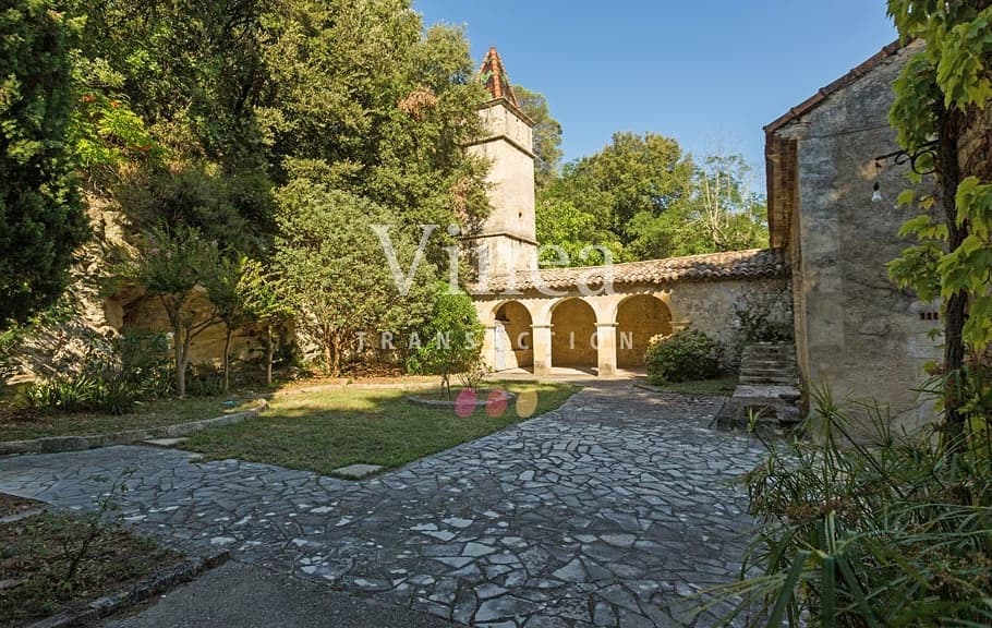 Vineatransac's tweet photo. A vendre - Côtes-du-Rhône - Demeure viticole sur 30 ha. Proche d'un petit village gardois, domaine de caractère d'un seul tenant. Bastide de 700 m². Maison de gardien et dépendances. 17 ha de vignes en AOP Côtes-du-Rhône et IGP Pays d'Oc. https://t.co/iKDZLLF9tJ https://t.co/b8RB9Y2XiE