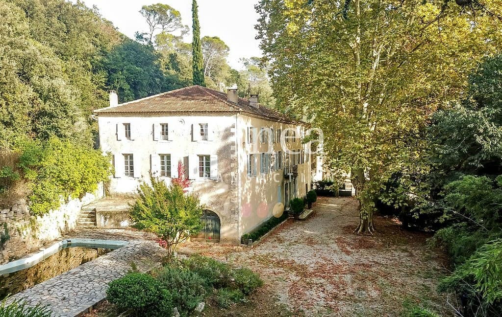 Vineatransac's tweet photo. A vendre - Côtes-du-Rhône - Demeure viticole sur 30 ha. Proche d'un petit village gardois, domaine de caractère d'un seul tenant. Bastide de 700 m². Maison de gardien et dépendances. 17 ha de vignes en AOP Côtes-du-Rhône et IGP Pays d'Oc. https://t.co/iKDZLLF9tJ https://t.co/b8RB9Y2XiE