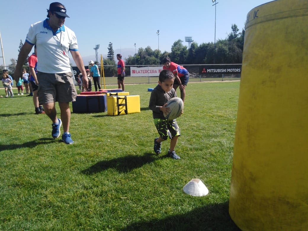 Los niños de #Ucelandia2019 en clase de Rugby con deportistas y entrenadores de #RugbyUC 🏉💪🏽
 Y en la tarde tendremos obra de teatro junto a #Eucerin ☀️
Consulta por cupos para la próxima semana (21 al 25 ene) y 3° periodo (28 ene a 8 feb)
Contacto: escuelas@cduc.cl - 224124709