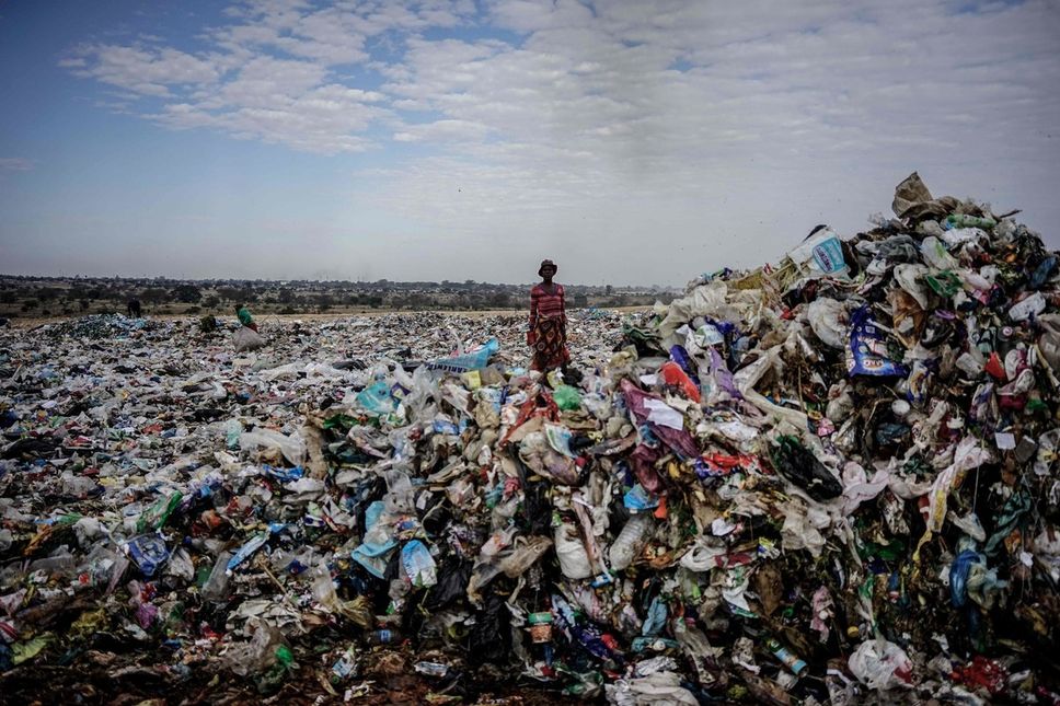 escale_verte's tweet photo. Une trentaine de multinationales s’allient pour réduire les déchets plastiques

Avec les fonds mobilisés, l’Alliance veut participer au financement d’initiatives déjà existantes.

https://t.co/o0Cm5VkceB

#plastique #climat #alliance https://t.co/M1KFebrlUg