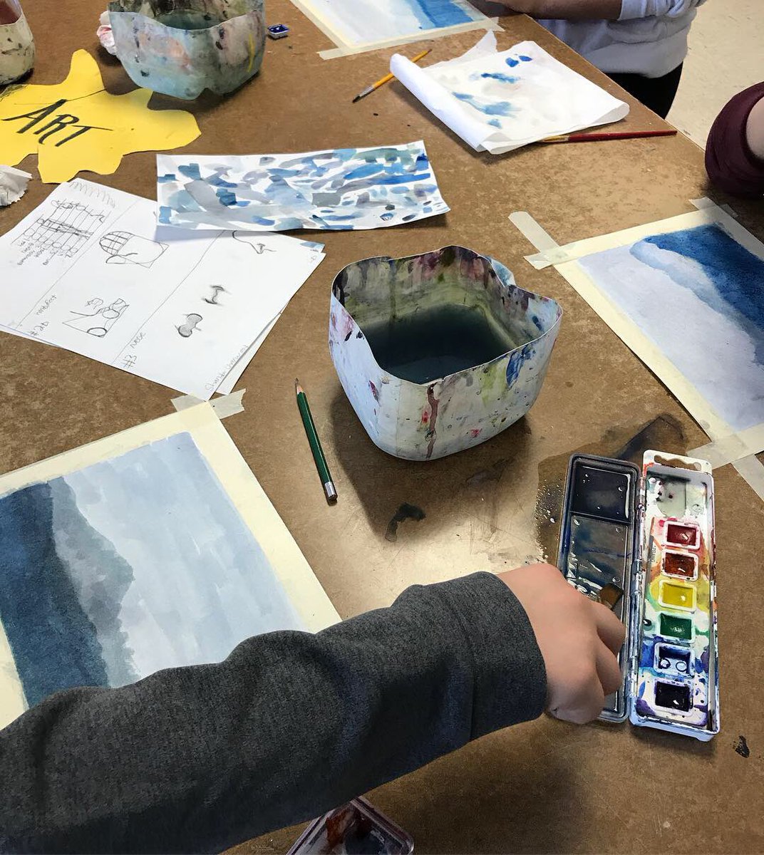 WisteMolly's tweet photo. Views from the art studio; Wednesday #tabchat #k12artchat #artsed #isd31 #bemidjimiddleschool #section37artstudio #middleschoolart https://t.co/zx1BtWi6u5