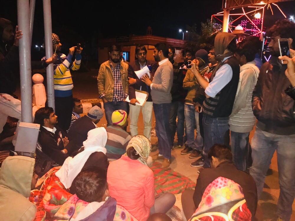Keshardudi's tweet photo. @AIRNewsHindi @airnewsalerts #rasmain2018 #ashok_gehlot #hanumanbeniwal #Sachinpilot #RahulGandhi
youth protesting for justice and demanding their rights at Rajasthan University Jaipur since last 11days in zero degree temperature under open sky.
#congressparty government insensitivity and corruptin in rpsc https://t.co/wvwVYPyGNZ