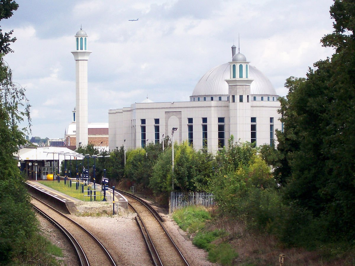 FunEngland's tweet photo. As more and more immigrants settle in UK, Muslim population in England grows in a super high speed. Approximately there are more than 2 million Muslims in UK. The following picture is the biggest Mosque (Baitul Futul) in England. https://t.co/AaELWYF8Ne
