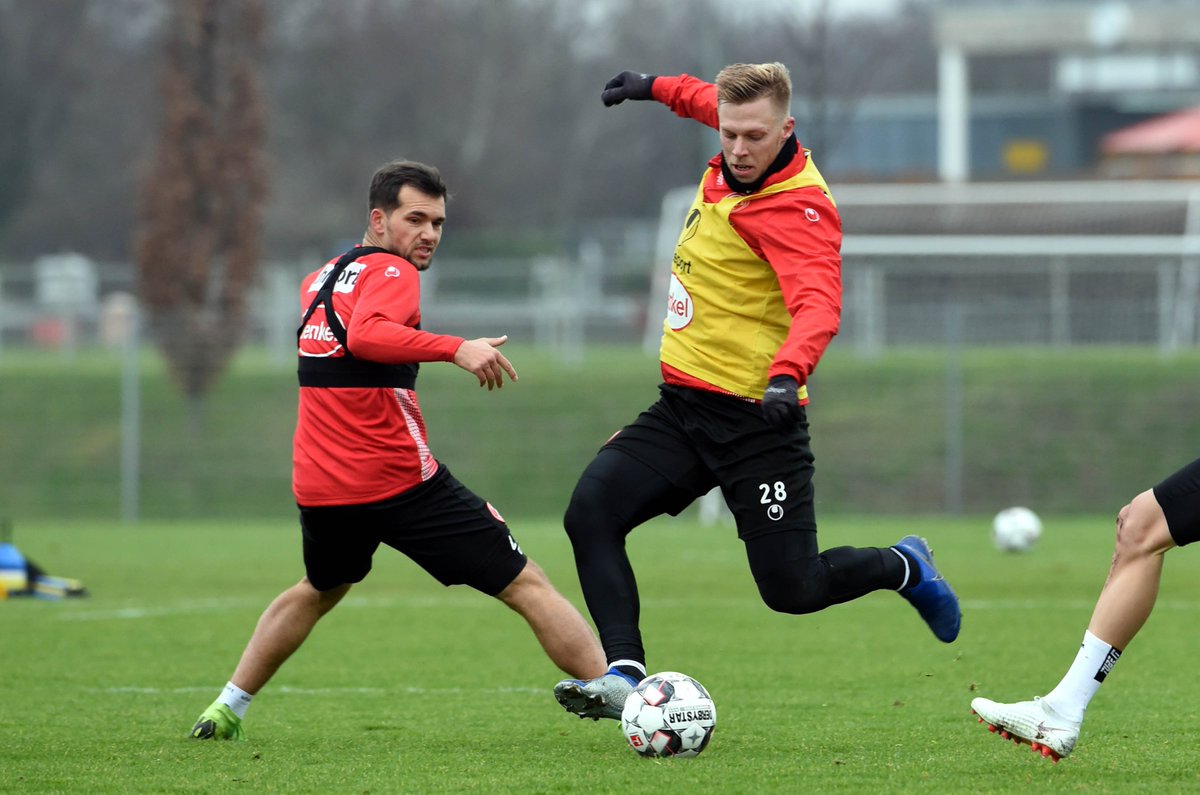 WAS IST LOS? 🤔
#Hennings zurück im Training, #Bodzek bei #FCAF95 gesperrt, #Lovren & @JZimmer39 arbeiten am Comeback ▶️ https://www.f95.de/aktuell/news/profis/detail/23414-hennings-wieder-dabei/42ec7406e76550e02f92768ad5ac0ce0/ … #f95