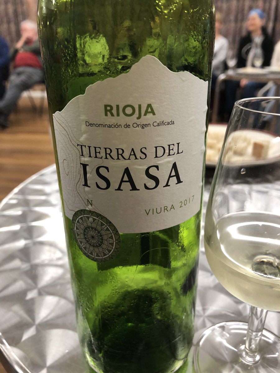 UptonWine's tweet photo. 2nd #Wine of the evening is a White Rioja Tierras Del Isasa from @marksandspencer .  It’s unoaked crisp and dry with notes of white stone fruits and grapefruit https://t.co/7kfOYOhT5I