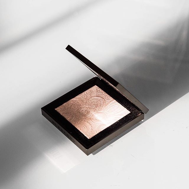 blushcanvas's tweet photo. There are products that make you happy and sad at the same time. This gleaming highlighter can be spotted from miles away and yet every time I use it I get teary eyed for ruining the intricate and stunning pattern. I’ve now reached the point of no return… https://t.co/71qgpuI908 https://t.co/mqbeDtYFYy