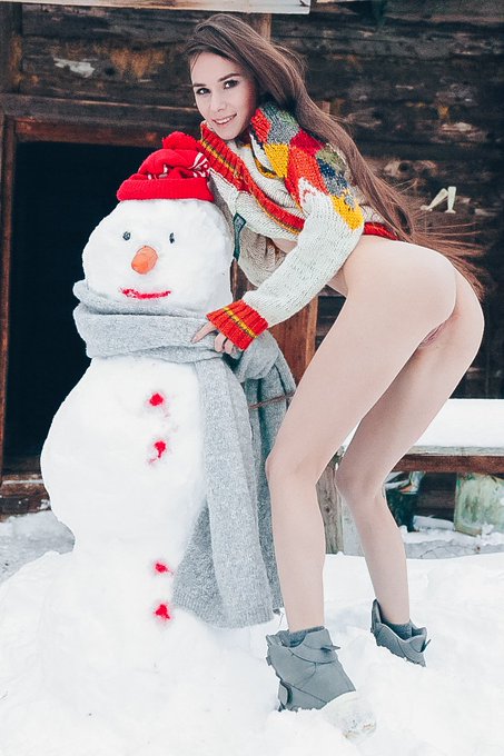 He didn't melt, even though I tried😅 good night 😘 https://t.co/qsKXtPFSr0