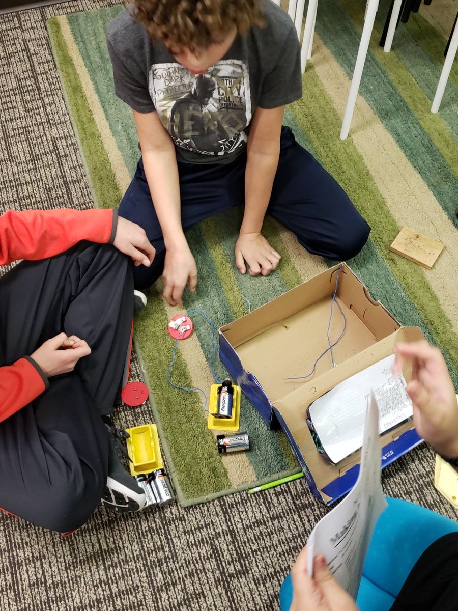 JulieNiebauer's tweet image. Experimenting with circuits!  #itsworthit