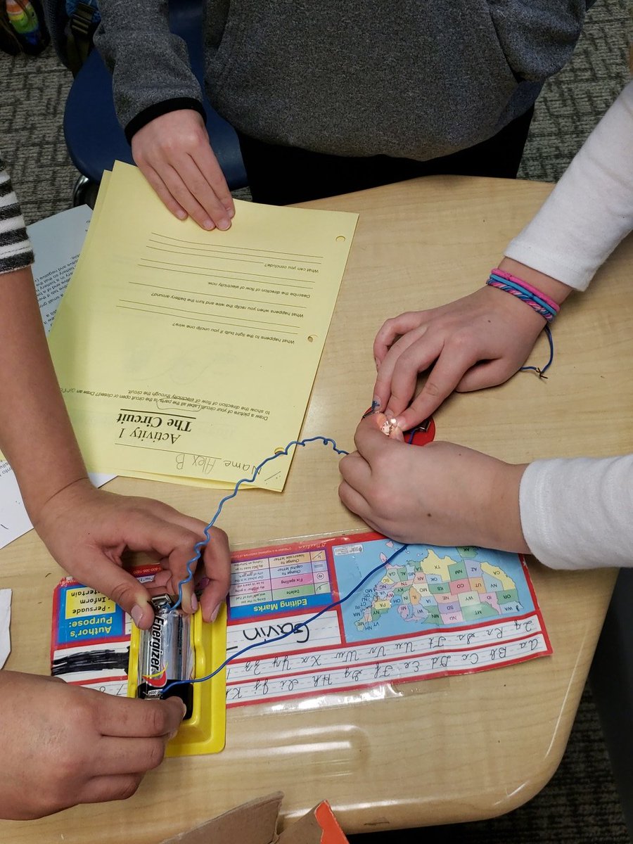 JulieNiebauer's tweet image. Experimenting with circuits!  #itsworthit