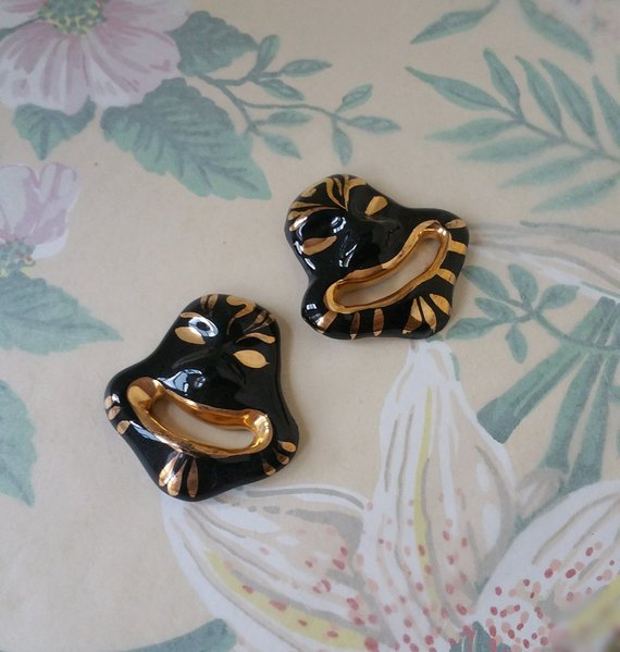 One Pair of Adorably #Grotesque #Ceramic #Clay #BlackandGold #Vintage #Italian ornaments from 1950's only on #Etsy - #Shoeclips #DIY #ItalianTiles #Pottery #Mosaic
ow.ly/BL6U30nlbgJ