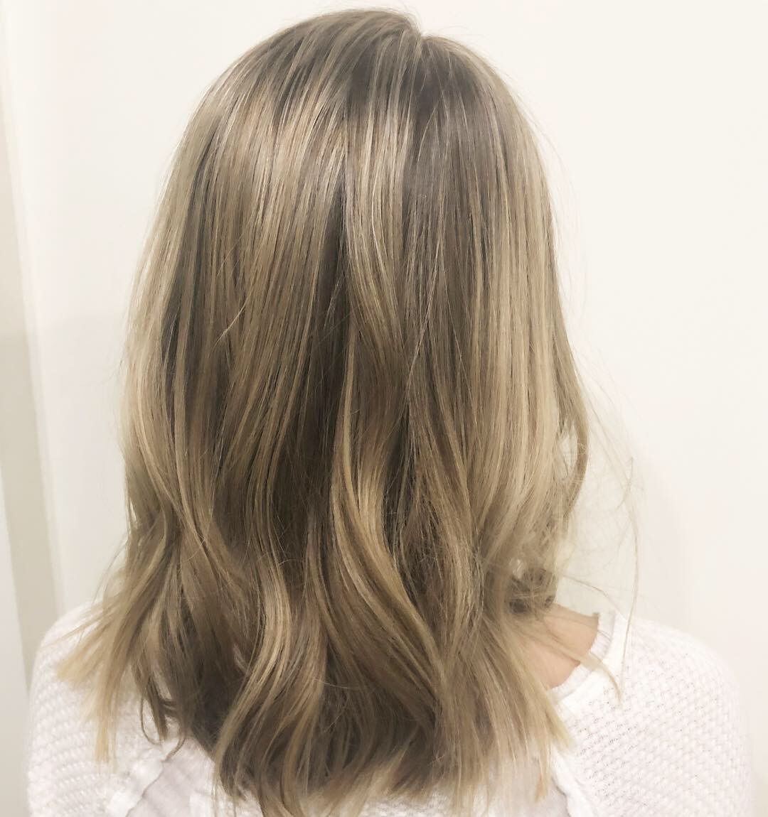 Blonde dimension + Cut Refresh by Pelo Artist Sarah!
Swipe ⬅️ for the before!
.
Call 763.324.7129 to book your appointment 
.
.
.
#pelosalonspa #shareaveda #aveda #avedacolor #avedaartists #crueltyfree #color #blondebalayage #dimension #mn #minnesota #coonrapids #mnhair #mnsalons
