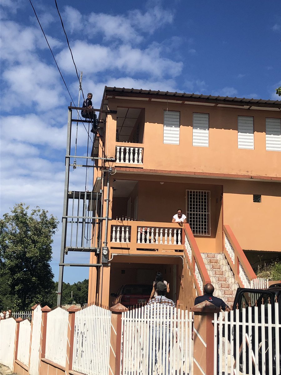 “Tito Kayak”, quien es perito electricista, llega hasta residencia de hombre con piernas amputadas para reparar ascensor. “Esto no es un lujo es una necesidad”