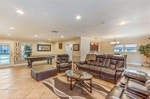 NakomaDeMitro's tweet photo. Check out our team's new listing in Lake Mary! This 4/2 has been fully renovated and features a beautiful pool in a screened in patio! Pm or text me 407-454-3776 for more information! #myagentnakoma #c21ac #lakemary #buynow #homeownership #pool #hgtv https://t.co/0enyQwSZdZ