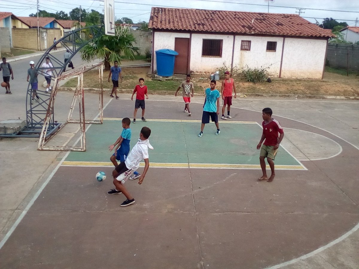 Jdb_Miranda's tweet photo. Ahora: plan jóvenes del barrio activado en la comunidad de Ali primera buroz Mamporal , en caimanera de f��tbol sala con las comunidades ayacente. 
#DandoDondeEs https://t.co/OBvh6gwUi3