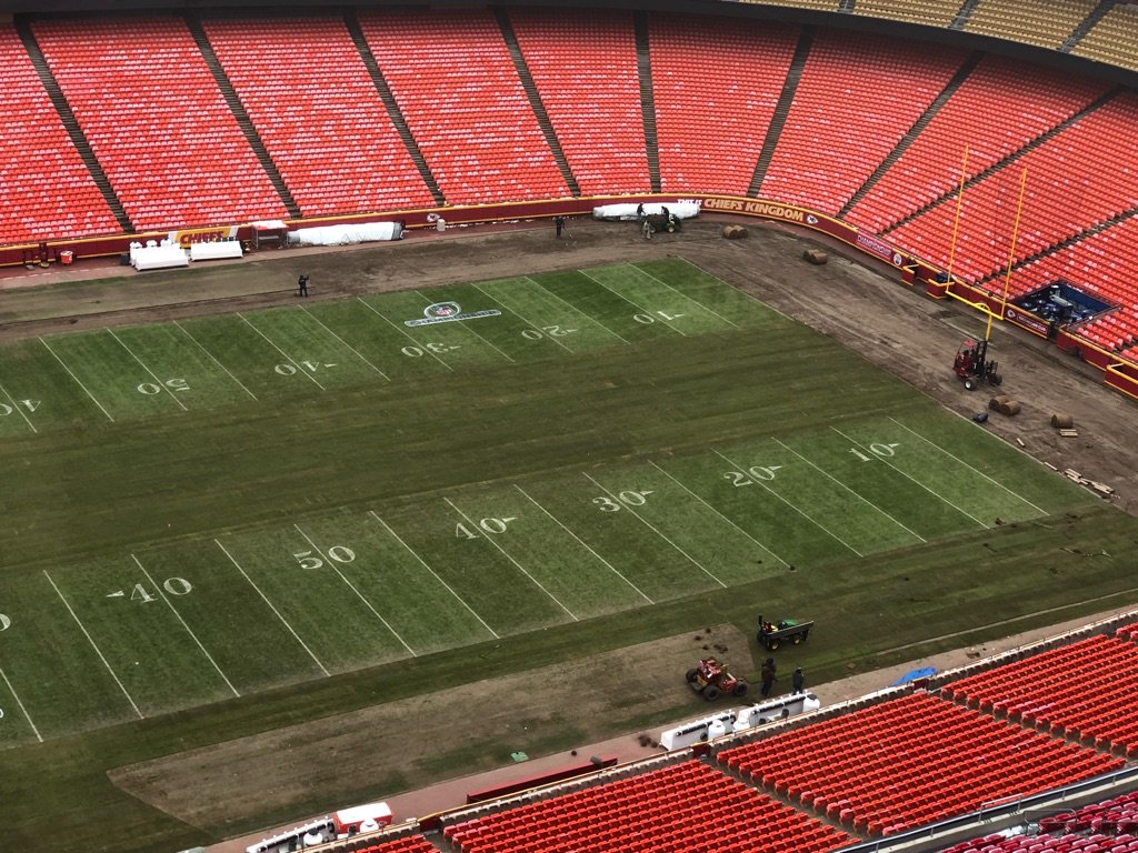 kkhasissues's tweet image. Arrowhead re-sod.  I thought it takes two weeks, better move this game to LA. #chiefs