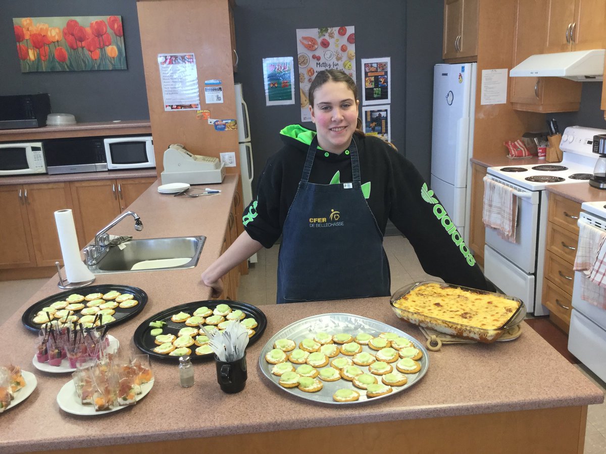 Cassandracfer's tweet photo. #cferb @cferbellechasse @SylvainLacroix5 Atelier de  cuisine ce matin! Il est où le bonheur.... https://t.co/iCf3NyQMD6