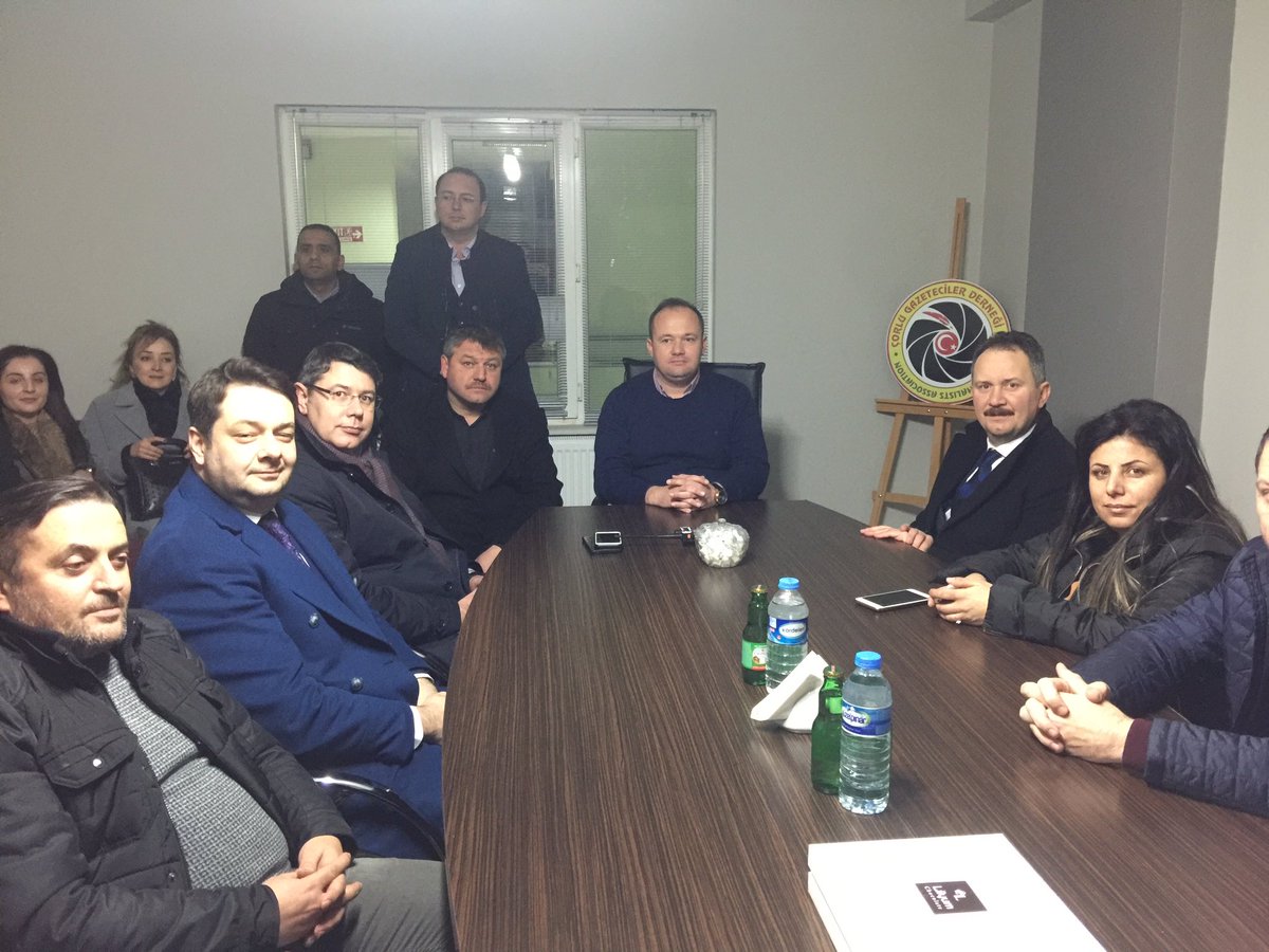 akparticorlu's tweet photo. Tekirdağ Büyükşehir Belediye Başkan Adayı Sn. Mestan ÖZCAN, İlçe Başkanımız Sn. Yavuz UYLAŞ ve Yönetim Kurulu Üyelerimiz ile Çorlu Gazeteciler Derneğini ziyaret ederek, Çorlu basın mensuplarımız ile istişarelerde bulunduk. https://t.co/Y3Jy4XhOe2
