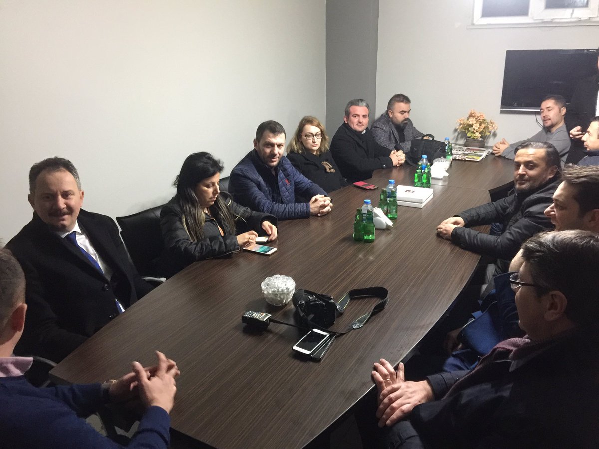 akparticorlu's tweet photo. Tekirdağ Büyükşehir Belediye Başkan Adayı Sn. Mestan ÖZCAN, İlçe Başkanımız Sn. Yavuz UYLAŞ ve Yönetim Kurulu Üyelerimiz ile Çorlu Gazeteciler Derneğini ziyaret ederek, Çorlu basın mensuplarımız ile istişarelerde bulunduk. https://t.co/Y3Jy4XhOe2