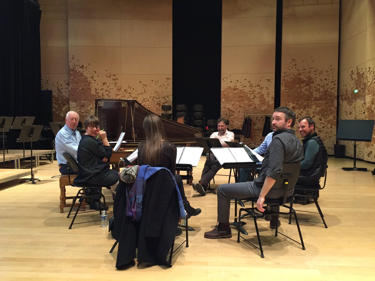 #DIRECT 👋
William Christie répète à la <a href="/philharmonie/">Philharmonie de Paris</a> avec sa troupe de solistes le 3e volet des Airs sérieux et à boire - Emmanuelle De Negri, Anna Reinhold, Cyril Auvity, <a href="/marcmauillon/">Kudret Ünal</a> et Lisandro Abadie.