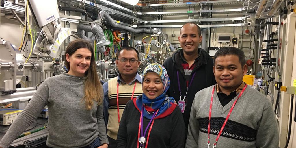 DiamondILO's tweet image. A collaborative study involving @NewtonFund @STFC_Matters @isisneutronmuon &amp;amp; @lipiindonesia is using #XANES &amp;amp; #EXAFS techniques @DiamondLightSou to investigate the potential use of new #catalyst design for #BioOil production. Here we see the team on the 1st day of experiments.