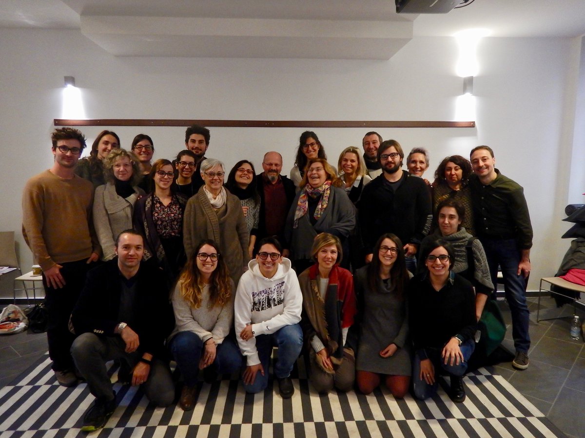 IPsiG_Torino's tweet photo. La scuola di specializzazione è partita! Ecco il gruppo al completo del primo anno, con direttori e docenti. Prossimo appuntamento tra un mese!
#IPsiG #Gestalt #psychotherapy https://t.co/2mxEkuExfy
