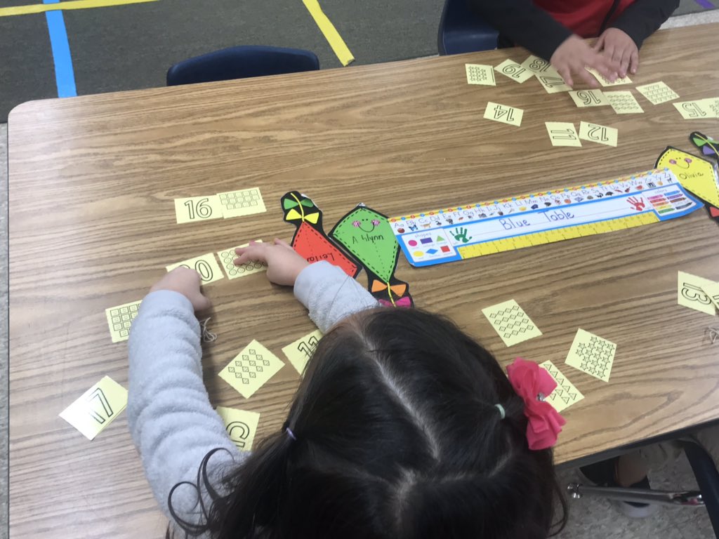 t_barknight's tweet photo. The Kinders in Ms. McCandies and Mrs. Vogel’s class @BoltonElemSch are highly engaged and focused during math workshop! #HQMI #wsfcmath https://t.co/vzX8AkmSbQ