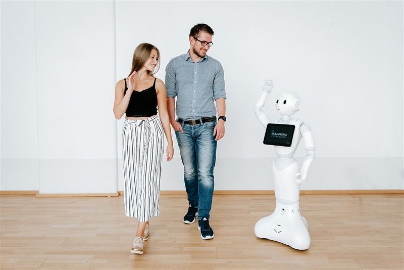 Humanizing411's tweet photo. Bye #Pepper, see you tomorrow. #RobotsinService #RobotsinRetail #Pepper #PeppeRobot #PepperRobots #ArtificialIntelligence #AI #DL #ML #KI #AR https://t.co/4HnKIEf5mf